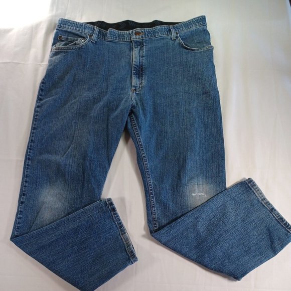 Wrangler Regular Fit Men's Size 38x29 Straight Leg Medium Wash Denim Blue Jeans - Picture 1 of 10